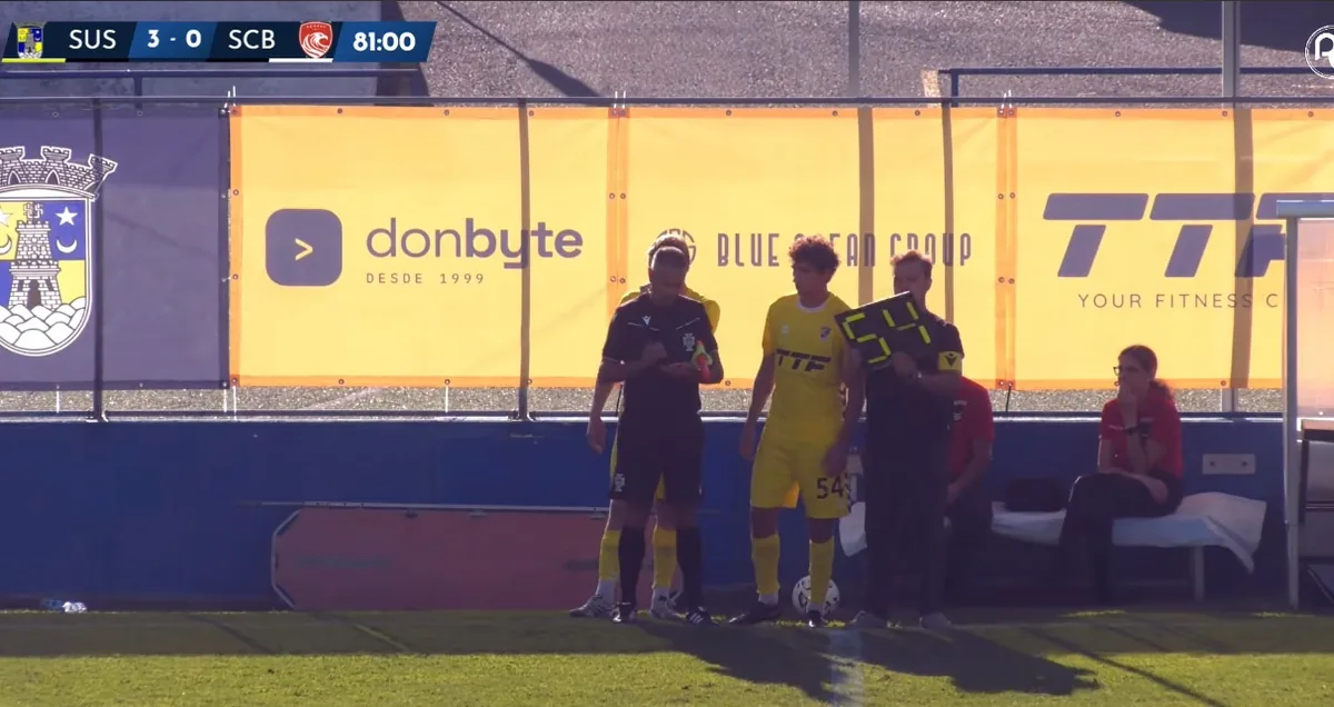 Marcador de 3-0 aos 81 minutos no jogo entre o Sintrense e o Santa Clara B, com o painel publicitário da Don Byte junto à linha lateral